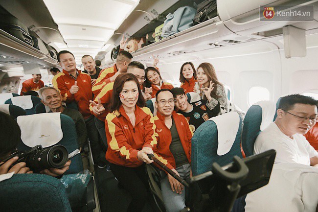 Sân bay Tân Sơn Nhất “nhuộm” màu đỏ rực khi rất đông hành khách lên đường cổ vũ U23 Việt Nam - Ảnh 7.