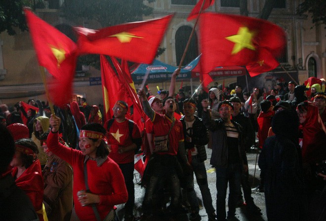 Người dân đổ ra đường chúc mừng các cầu thủ U23 Việt Nam dù không đạt ngôi vị cao nhất - Ảnh 19.