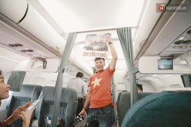 Sân bay Tân Sơn Nhất “nhuộm” màu đỏ rực khi rất đông hành khách lên đường cổ vũ U23 Việt Nam - Ảnh 9.