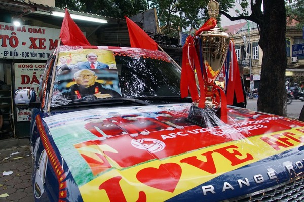 Clip ‘dân chơi’ chi gần 20 triệu ‘trang điểm’ xe hơi bạc tỷ cổ vũ U23 Việt Nam đấu chung kết - Ảnh 10.