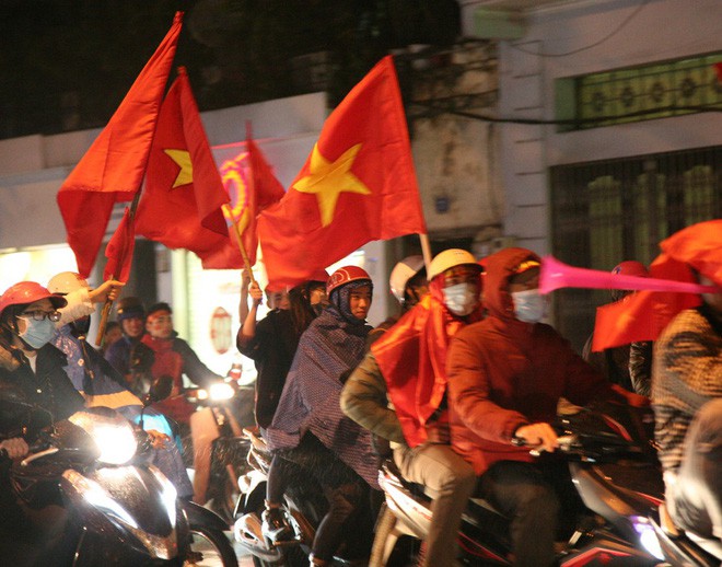 Người dân đổ ra đường chúc mừng các cầu thủ U23 Việt Nam dù không đạt ngôi vị cao nhất - Ảnh 22.