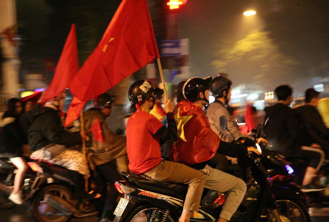 Người dân đổ ra đường chúc mừng các cầu thủ U23 Việt Nam dù không đạt ngôi vị cao nhất - Ảnh 23.