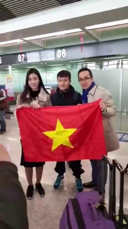 Hoa hậu Đỗ Mỹ Linh trở về Việt Nam cùng chuyến bay với Bùi Tiến Dũng và toàn đội U23 Việt Nam - Ảnh 1.