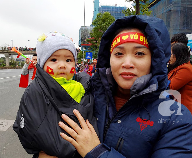 Những fan nhí cực yêu cũng bon chen không kém người lớn, khoác cờ đỏ sao vàng đón các cầu thủ U23 trở về - Ảnh 7.