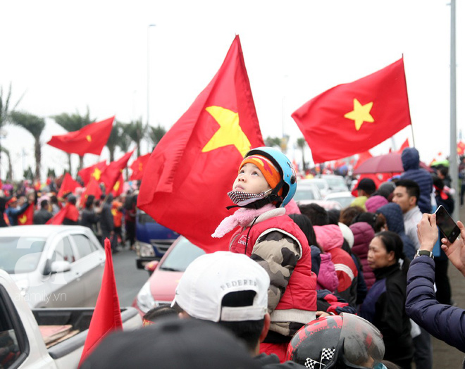 Những fan nhí cực yêu cũng bon chen không kém người lớn, khoác cờ đỏ sao vàng đón các cầu thủ U23 trở về - Ảnh 3.