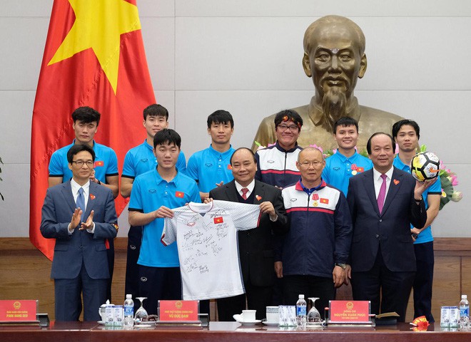 Thủ tướng Nguyễn Xuân Phúc đón U23 Việt Nam: Tôi đã chờ đợi 5 giờ nhưng chưa bao giờ đợi lâu mà vui đến thế - Ảnh 4. Thủ tướng Nguyễn Xuân Phúc đón U23 Việt Nam: Tôi đã chờ đợi 5 giờ nhưng chưa bao giờ đợi lâu mà vui đến thế - Ảnh 4.
