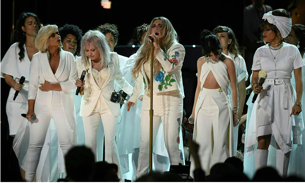Hát về việc mình từng bị quấy rối tình dục, Kesha bật khóc ngay trên sân khấu Grammy 2018 - Ảnh 1.