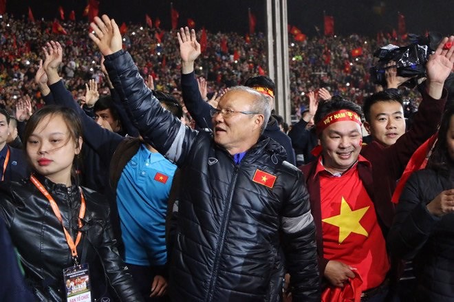 Báo Anh ngạc nhiên trước dòng thác người hâm mộ với cờ đỏ sao vàng rợp trời chào đón các chàng trai U23 Việt Nam - Ảnh 5.