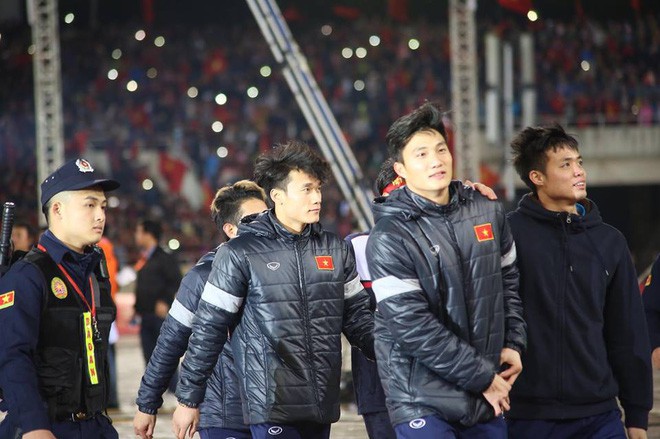 Báo Anh ngạc nhiên trước dòng thác người hâm mộ với cờ đỏ sao vàng rợp trời chào đón các chàng trai U23 Việt Nam - Ảnh 6.