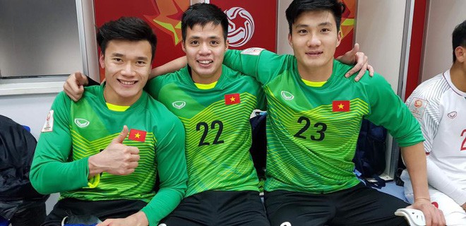 Ai cũng mê mệt Tiến Dũng, nhưng U23 Việt Nam còn 1 chàng thủ môn khác đẹp trai như tài tử, cao 1m86 - Ảnh 1.