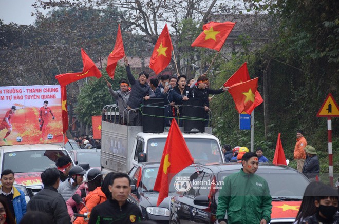 Cảnh sát giữ trật tự tại nhà Xuân Trường khi có quá đông người hâm mộ kéo đến - Ảnh 12.