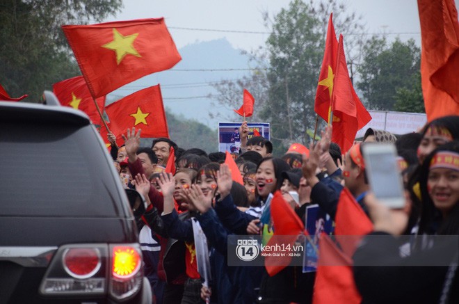 Cảnh sát giữ trật tự tại nhà Xuân Trường khi có quá đông người hâm mộ kéo đến - Ảnh 13.