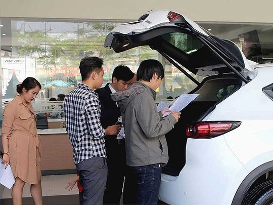 Đủ chi&ecirc;u &lsquo;m&oacute;c t&uacute;i&rsquo; người mua &ocirc; t&ocirc; dịp Tết - Ảnh 1.