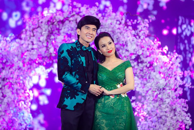Ca hát là một hoạt động giải trí tuyệt vời, nhưng đi kèm với đó là những dấu ấn tình cảm mà các cặp đôi để lại trong sự nghiệp của họ. Du lịch và ca hát cùng nhau càng thêm phần đặc biệt. Hãy để chúng tôi giới thiệu đến bạn những đôi song ca đình đám nhất của nền âm nhạc Việt Nam.