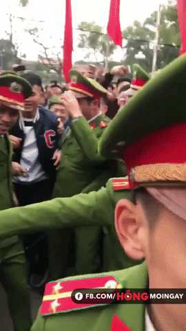 Clip: Đức Chinh tươi cười, di chuyển khó khăn vì được quá nhiều fan nữ tại quê nhà bao vây, hò reo xin chữ ký - Ảnh 1. Clip: Đức Chinh tươi cười, di chuyển khó khăn vì được quá nhiều fan nữ tại quê nhà bao vây, hò reo xin chữ ký - Ảnh 1.