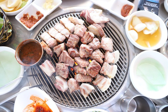 Đến đảo Jeju Hàn Quốc thì nhất định phải ghé hàng thịt nướng nức tiếng này - Ảnh 14.
