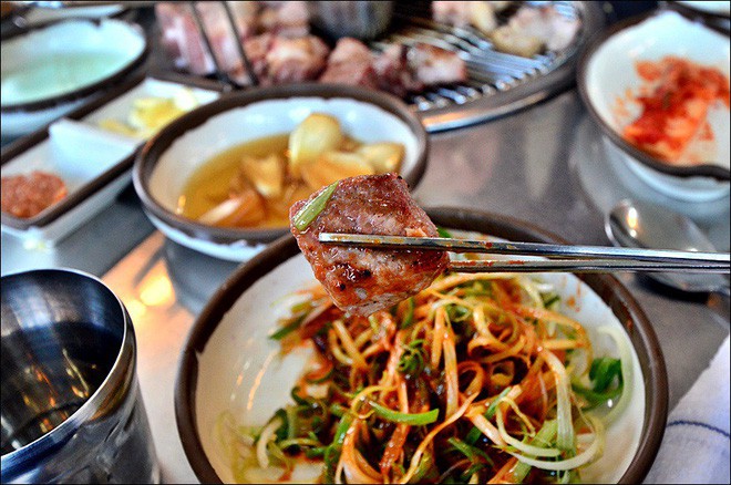 Đến đảo Jeju Hàn Quốc thì nhất định phải ghé hàng thịt nướng nức tiếng này - Ảnh 17.