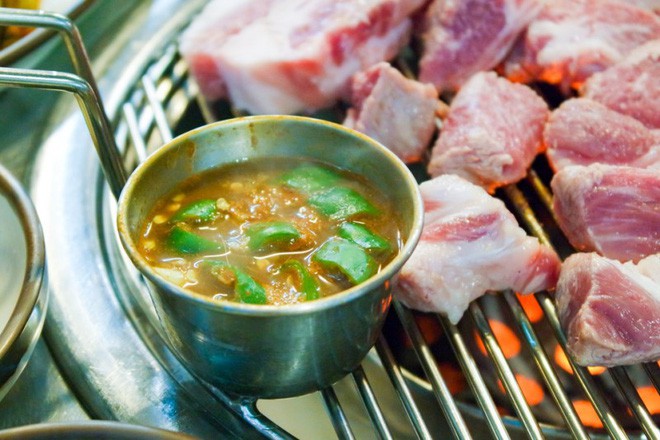 Đến đảo Jeju Hàn Quốc thì nhất định phải ghé hàng thịt nướng nức tiếng này - Ảnh 21.