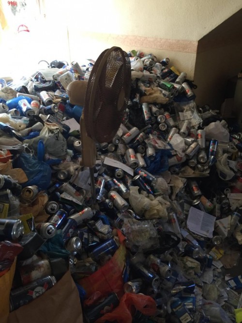 Cho thuê nhà 12 năm, chủ nhà khóc thét khi thấy căn phòng tan hoang như bãi rác - Ảnh 4.