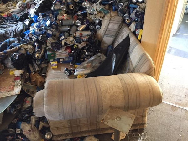Cho thuê nhà 12 năm, chủ nhà khóc thét khi thấy căn phòng tan hoang như bãi rác - Ảnh 6.