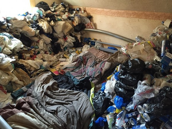 Cho thuê nhà 12 năm, chủ nhà khóc thét khi thấy căn phòng tan hoang như bãi rác - Ảnh 7.