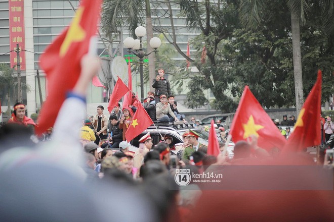 Anh em Tiến Dũng và trung vệ Lê Văn Đại về với gia đình sau lễ diễu hành, gửi lời cảm ơn đến người dân Thanh Hóa - Ảnh 23.