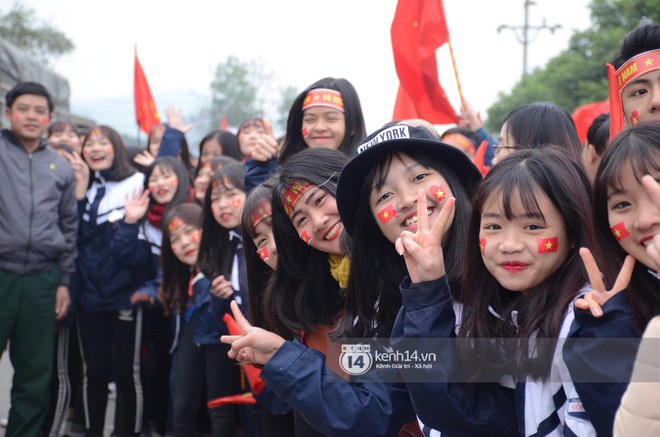 Cảnh sát giữ trật tự tại nhà Xuân Trường khi có quá đông người hâm mộ kéo đến - Ảnh 11.