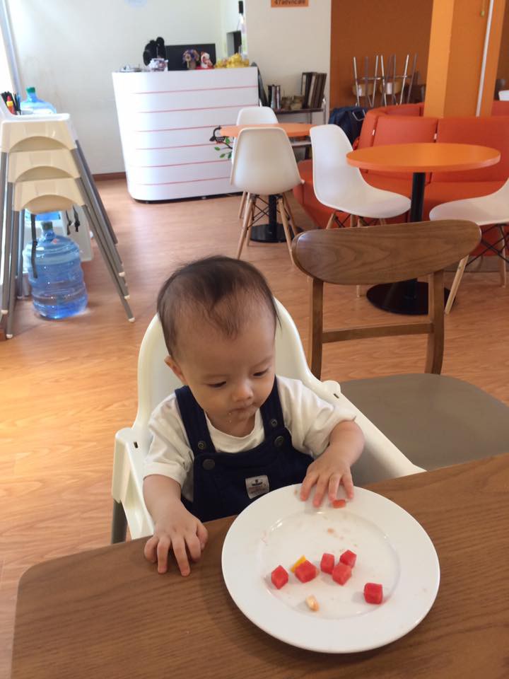 B&iacute; quyết cho con ăn dặm tự chỉ huy để con biết x&uacute;c th&igrave;a th&agrave;nh thạo từ 9 th&aacute;ng tuổi - Ảnh 2.