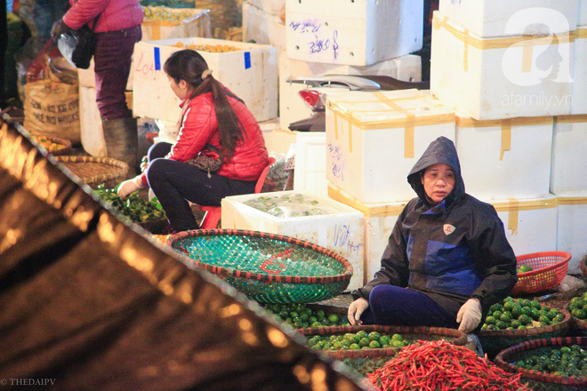 Cuộc sống về khuya của những người vận chuyển trong đêm Hà Nội 8 độ rét thấu xương - Ảnh 16.