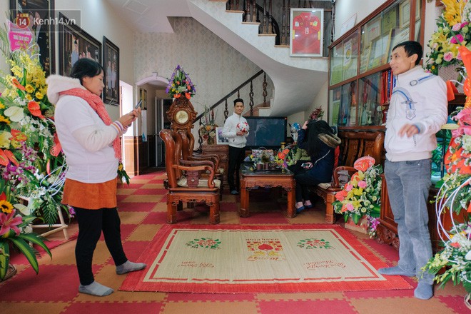 Chuyện cụ ông 69 tuổi bắt xe ôm, xe buýt gần 100km đến nhà bố mẹ Quang Hải để tặng một món quà đặc biệt - Ảnh 2.