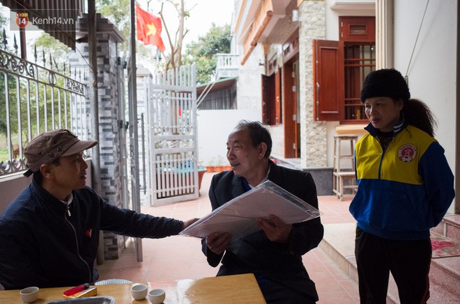 Chuyện cụ ông 69 tuổi bắt xe ôm, xe buýt gần 100km đến nhà bố mẹ Quang Hải để tặng một món quà đặc biệt - Ảnh 5.