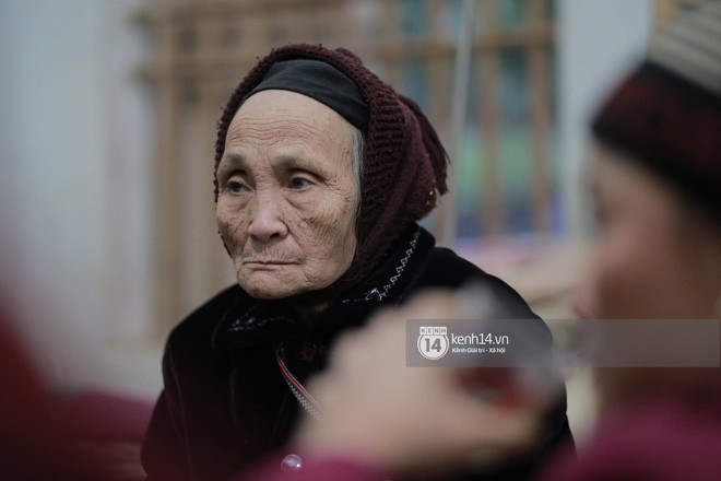 Bà nội anh em Tiến Dũng rơi nước mắt ngày 2 cháu trở về: Đông lắm nên cứ nắm được tay cháu thì người ta lại chen vào - Ảnh 5.