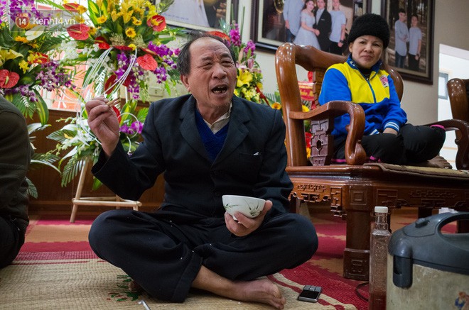 Chuyện cụ ông 69 tuổi bắt xe ôm, xe buýt gần 100km đến nhà bố mẹ Quang Hải để tặng một món quà đặc biệt - Ảnh 6.