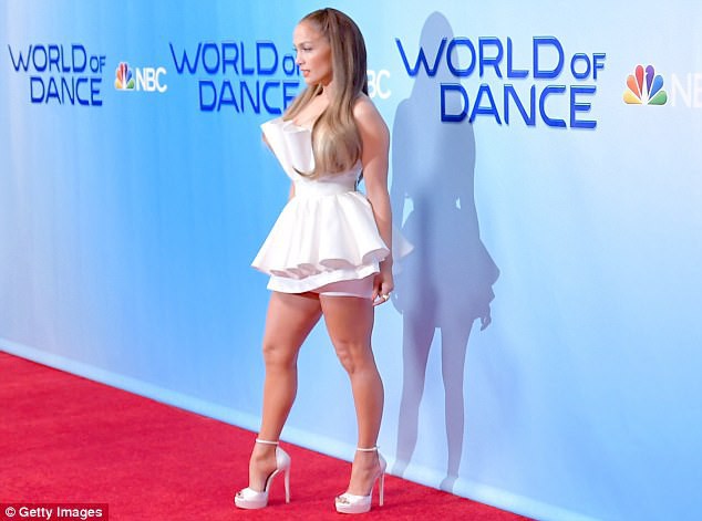 Ở tuổi 48, Jennifer Lopez vẫn tự tin khoe thân hình sexy với váy ôm bó sát - Ảnh 4.