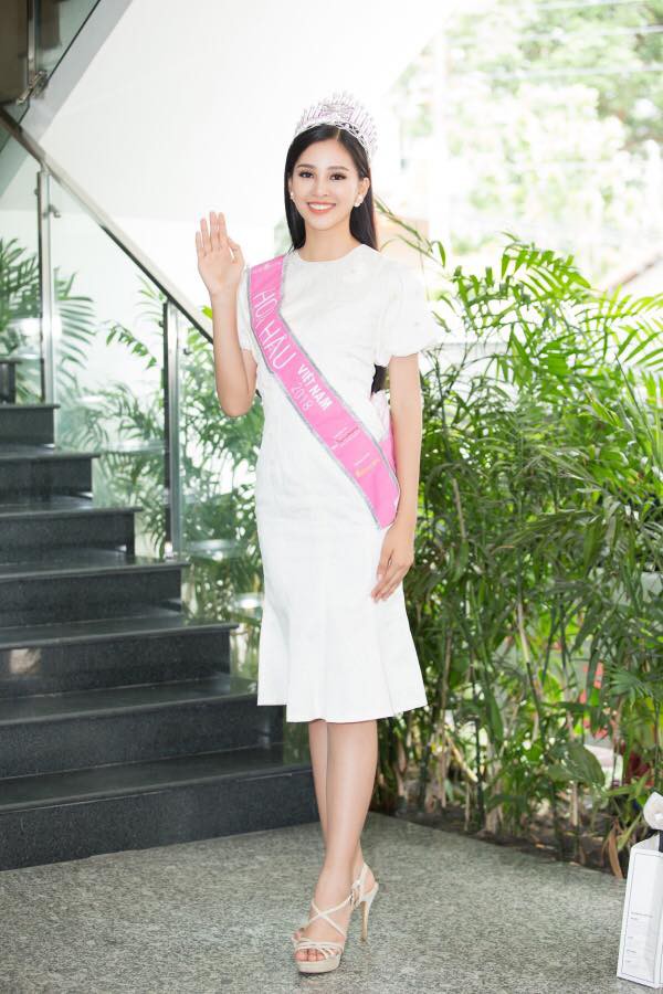 Mới đăng quang chưa đầy 1 tháng, HH Trần Tiểu Vy đụng váy áo liên hoàn với cả loạt người đẹp Vbiz - Ảnh 7.