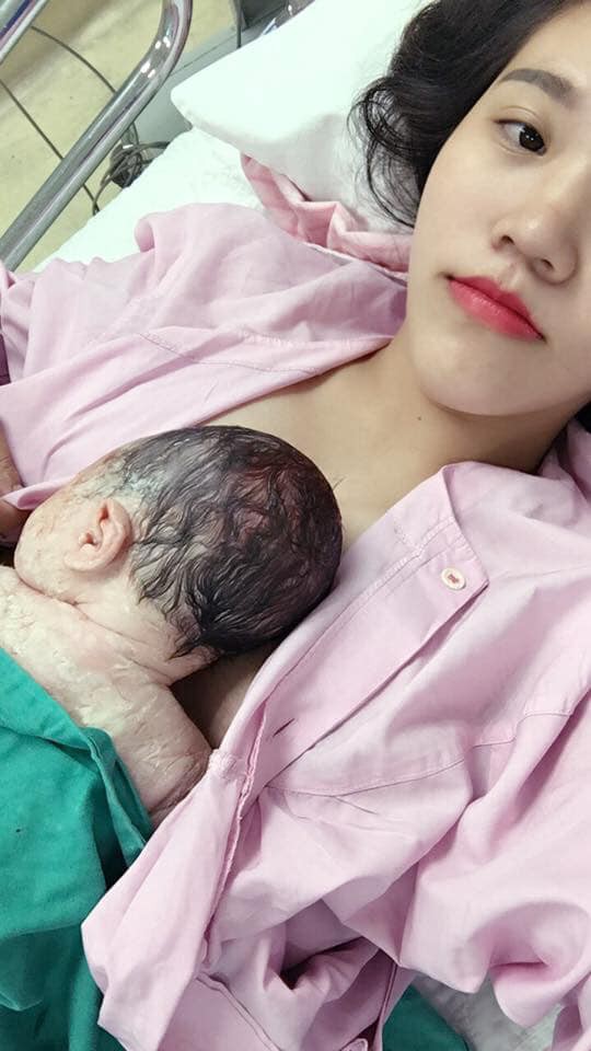 Mẹ trẻ đăng ảnh chia sẻ khoảnh khắc hạnh phúc trên bàn đẻ với con mới sinh, nhưng 500 chị em chỉ chú ý đến chi tiết này - Ảnh 2. Mẹ trẻ đăng ảnh chia sẻ khoảnh khắc hạnh phúc trên bàn đẻ với con mới sinh, nhưng 500 chị em chỉ chú ý đến chi tiết này - Ảnh 2.