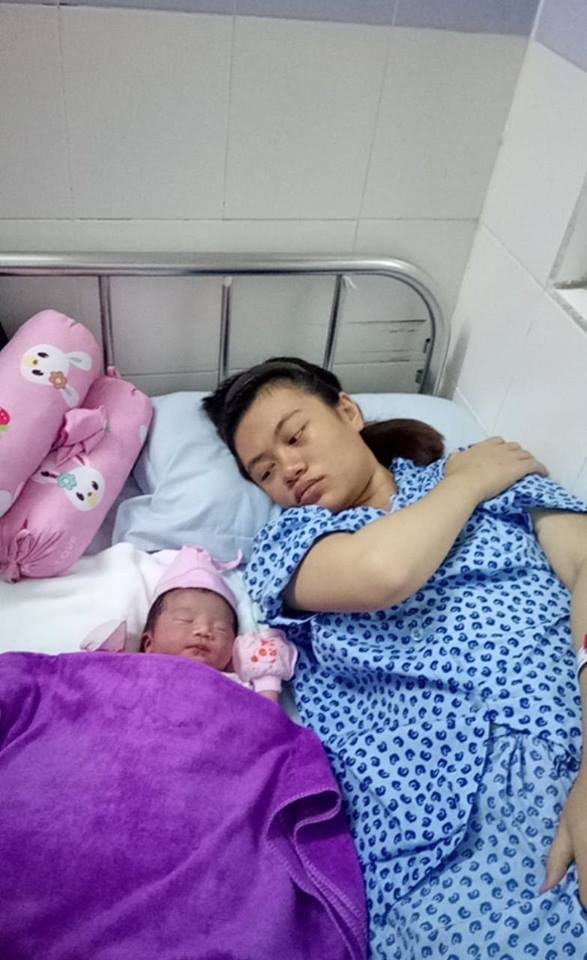 Mẹ trẻ đăng ảnh chia sẻ khoảnh khắc hạnh phúc trên bàn đẻ với con mới sinh, nhưng 500 chị em chỉ chú ý đến chi tiết này - Ảnh 7. Mẹ trẻ đăng ảnh chia sẻ khoảnh khắc hạnh phúc trên bàn đẻ với con mới sinh, nhưng 500 chị em chỉ chú ý đến chi tiết này - Ảnh 7.