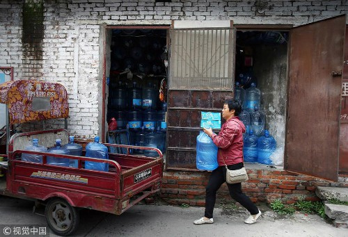 Mỗi ngày bê 70 thùng nước kiếm 20 triệu một tháng, người phụ nữ Trung Quốc mua nhà thành phố chỉ sau 3 năm - Ảnh 2.
