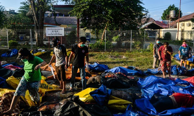 Số người tử vong do động đất tăng cao, Indonesia chọn phương án chôn tập thể - Ảnh 1.