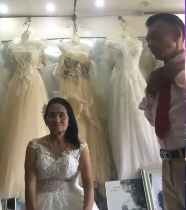 Nghệ An: Cô dâu 70 tuổi thử váy cưới khiến cư dân mạng xôn xao - Ảnh 2.