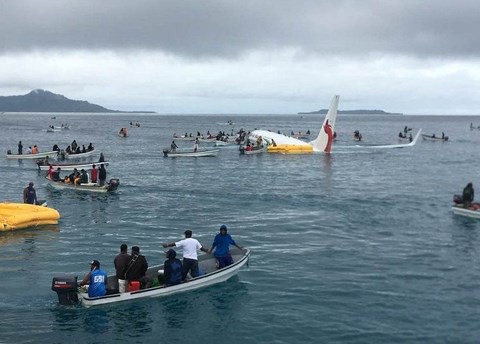 Tình hình 4 công dân Việt Nam trong vụ máy bay lao xuống biển ở Micronesia - Ảnh 1.