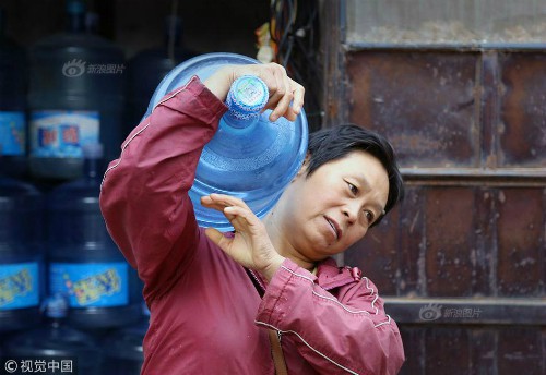 Mỗi ngày bê 70 thùng nước kiếm 20 triệu một tháng, người phụ nữ Trung Quốc mua nhà thành phố chỉ sau 3 năm - Ảnh 5.