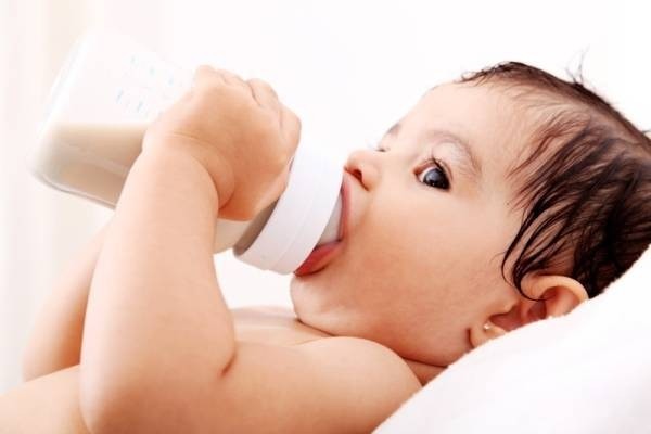 Vẫn cho trẻ bú bình khi đã được hơn 1 tuổi, cha mẹ coi chừng lợi bất cập hại - Ảnh 1. Vẫn cho trẻ bú bình khi đã được hơn 1 tuổi, cha mẹ coi chừng lợi bất cập hại - Ảnh 1.