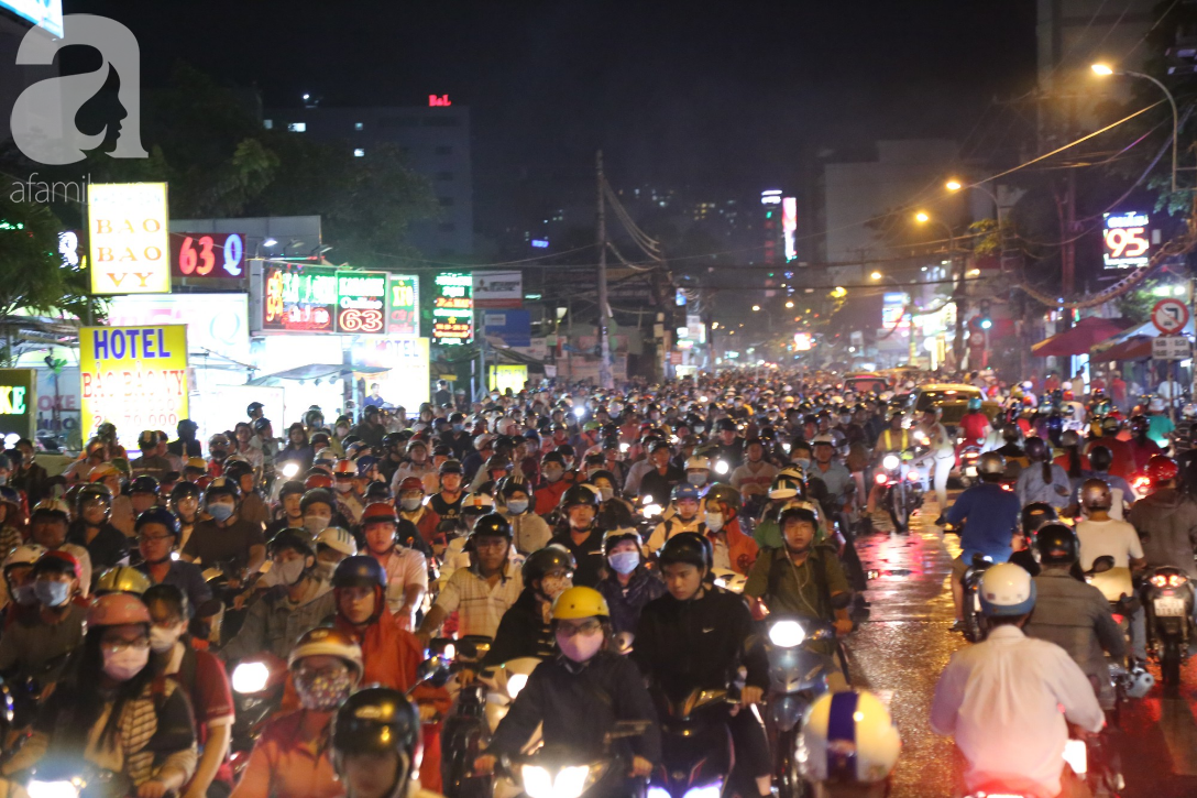 Kẹt xe kinh hoàng kéo dài hơn 2 giờ, người Sài Gòn bì bõm lội nước, mệt mỏi tìm lối thoát để về nhà - Ảnh 7.