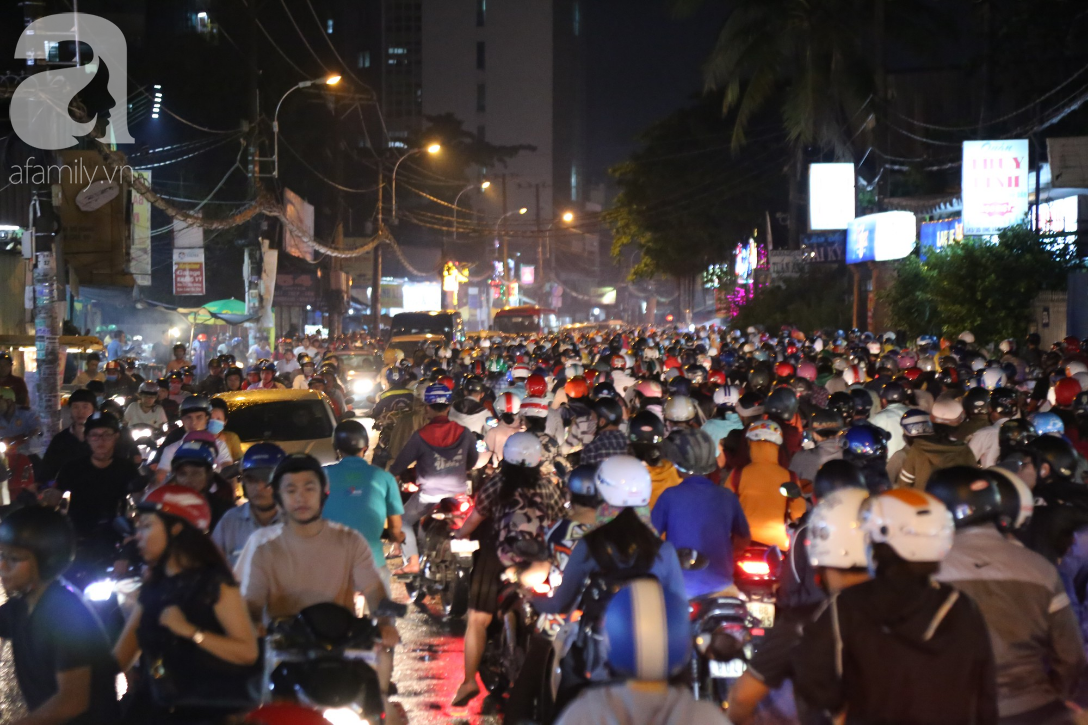 Kẹt xe kinh hoàng kéo dài hơn 2 giờ, người Sài Gòn bì bõm lội nước, mệt mỏi tìm lối thoát để về nhà - Ảnh 2.