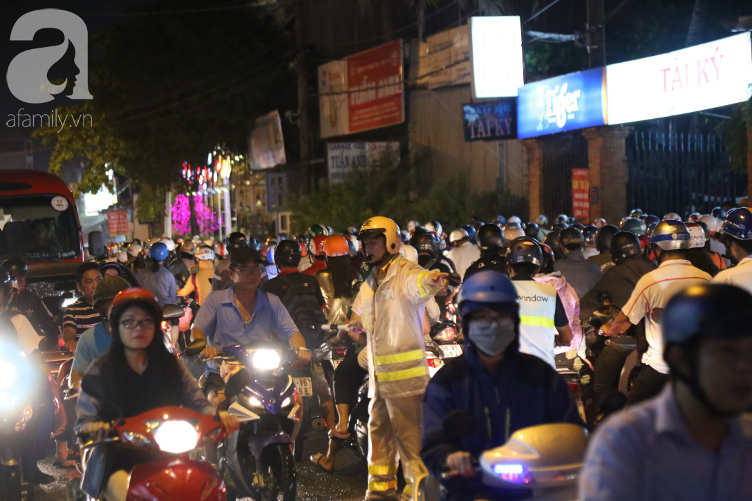 Kẹt xe kinh hoàng kéo dài hơn 2 giờ, người Sài Gòn bì bõm lội nước, mệt mỏi tìm lối thoát để về nhà - Ảnh 4.