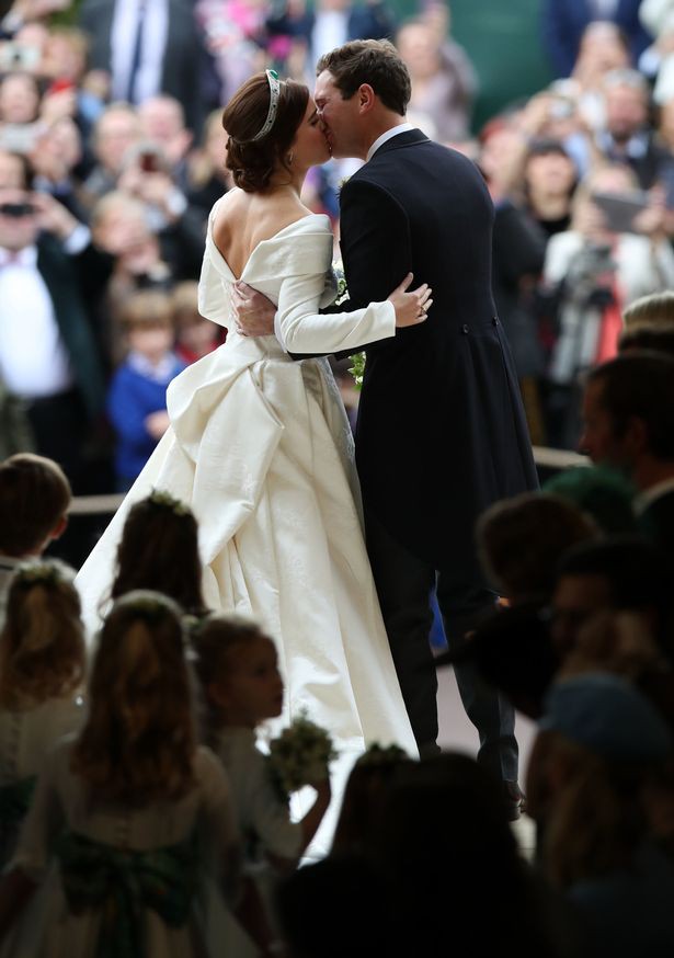 Điều ít biết đằng sau vết sẹo dài xấu xí dọc sống lưng mà Công chúa Eugenie cố tình khoe trọn trong chiếc váy cưới - Ảnh 4.