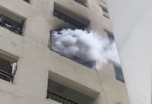 Cháy trong căn hộ chung cư HH Linh Đàm, Hà Nội - Ảnh 1.