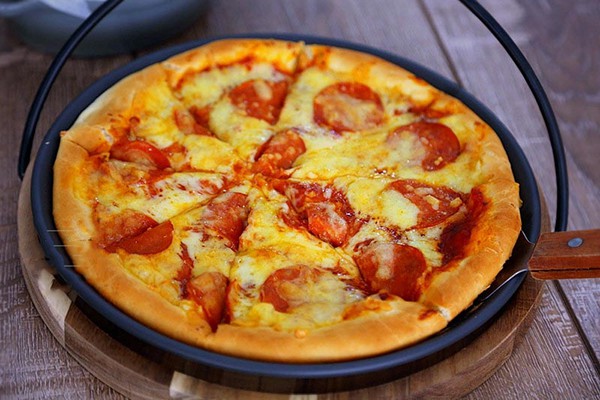 Chủ Nhật làm pizza xúc xích đảm bảo bé nào cũng thích mê! - Ảnh 1.