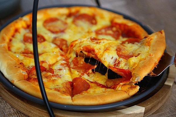 Chủ Nhật làm pizza xúc xích đảm bảo bé nào cũng thích mê! - Ảnh 8. Chủ Nhật làm pizza xúc xích đảm bảo bé nào cũng thích mê! - Ảnh 8.